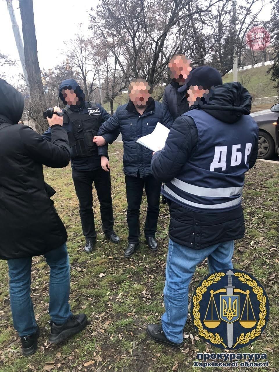 У Харкові підполковник поліції погорів на доларовому хабарі та кинув маленьку доньку (фото)