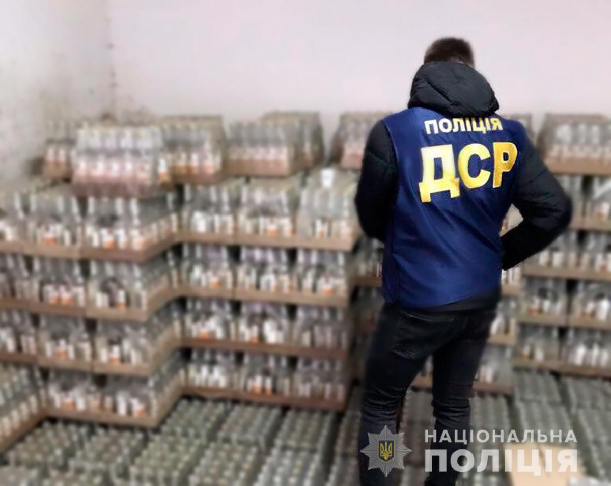 На Полтавщині поліція викрила «мережу» збуту фальсифікованого алкоголю та тютюну