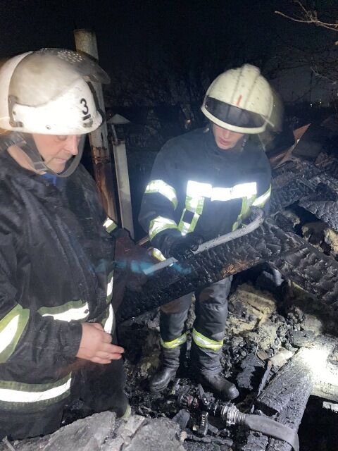 Житомир: вогнеборці врятували чоловіка під час пожежі в будинку на трьох господарів