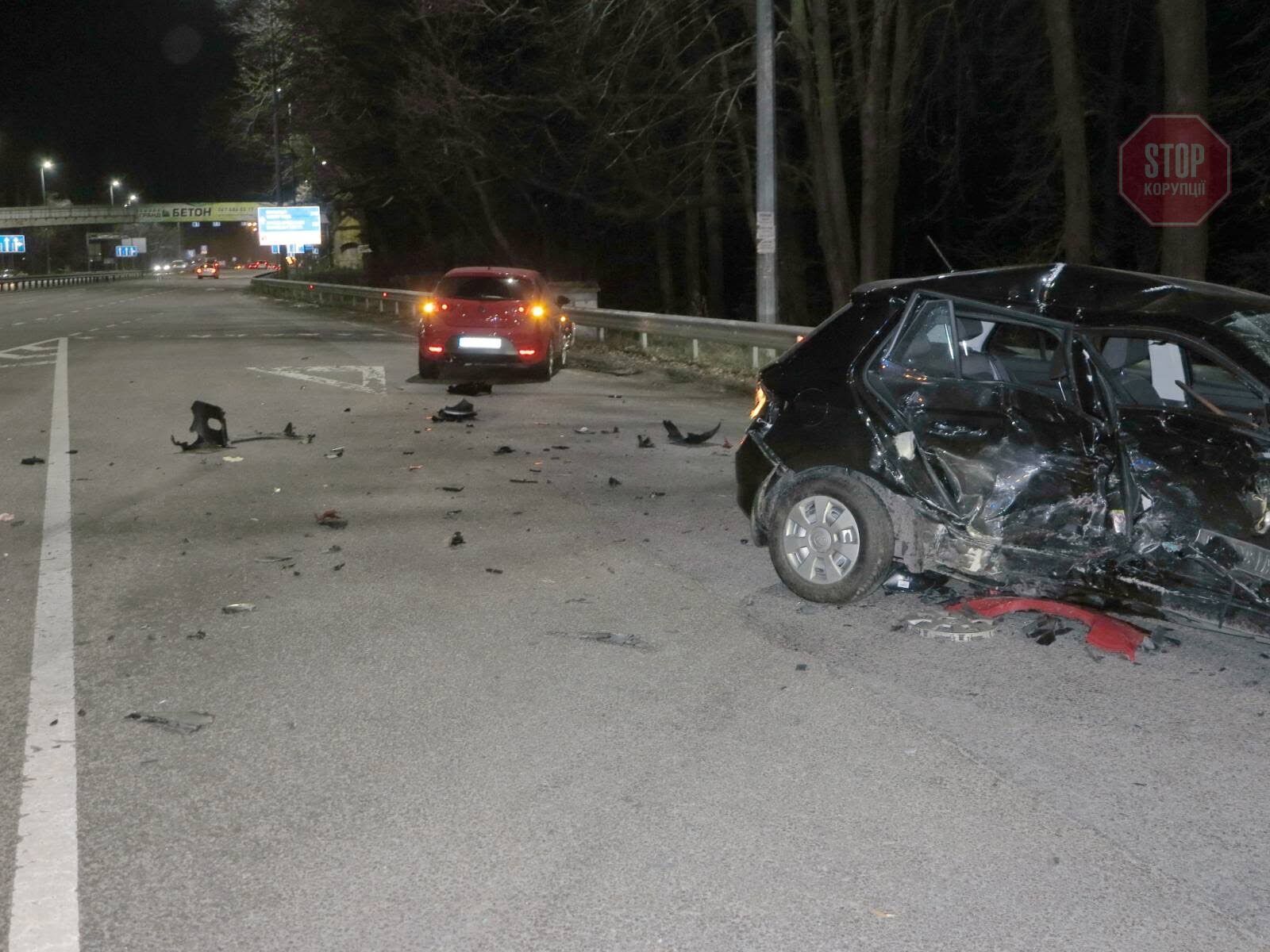 У Києві сталося ДТП: водій у важкому стані (фото)