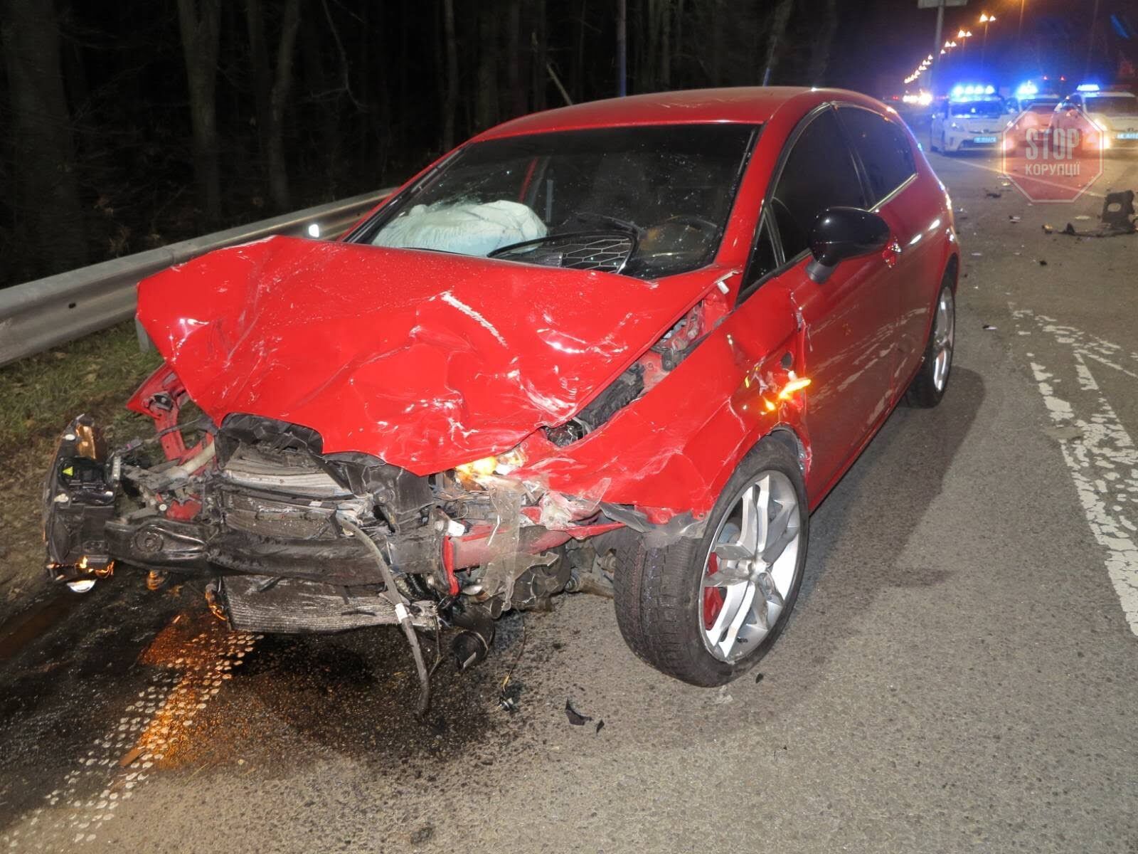 У Києві сталося ДТП: водій у важкому стані (фото)