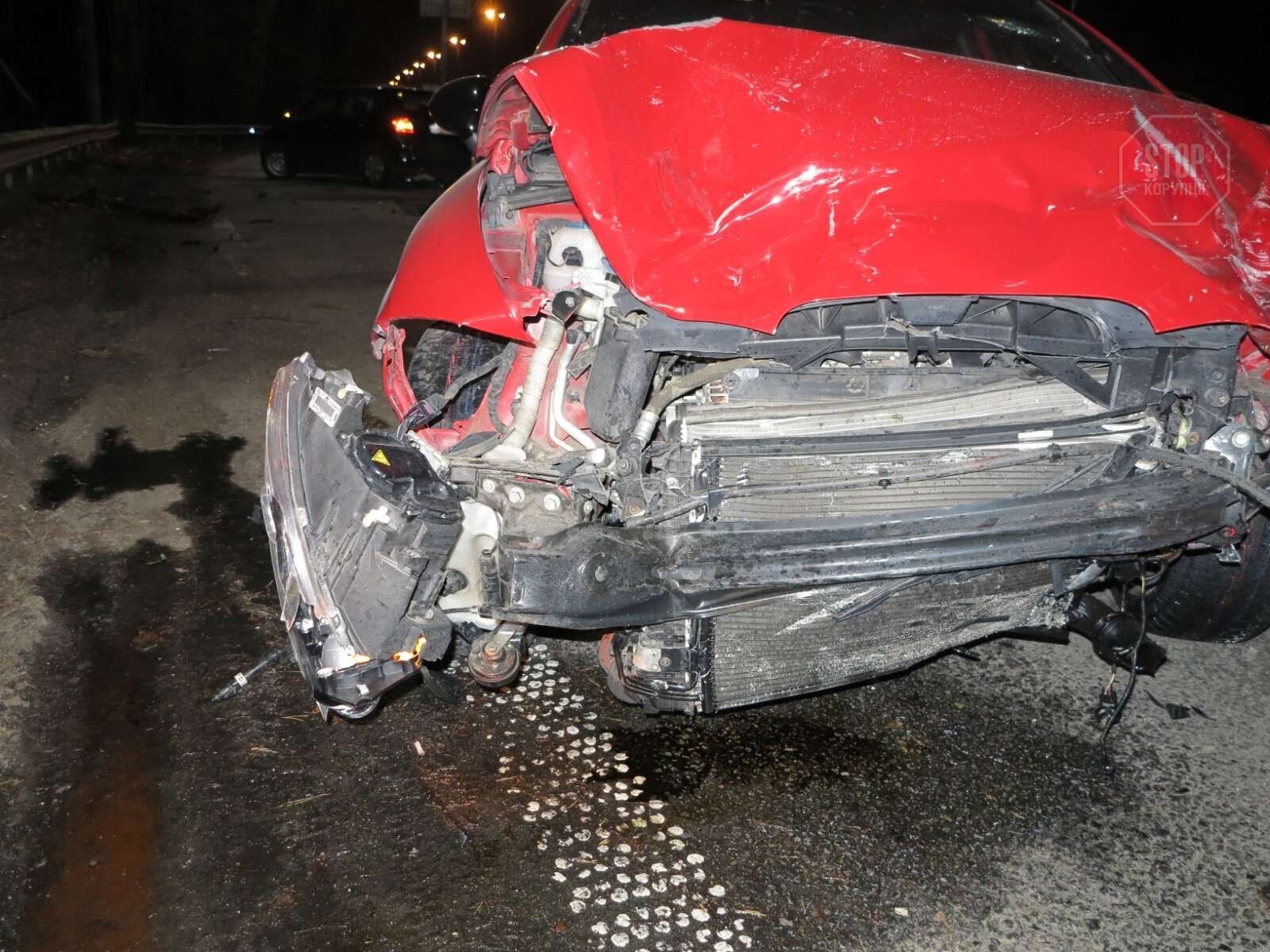 У Києві сталося ДТП: водій у важкому стані (фото)