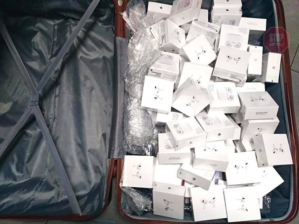 Понад сотню iРhones і півсотні навушників: у Борисполі пасажири з ОАЕ забув багаж на тисячі доларів (фото)