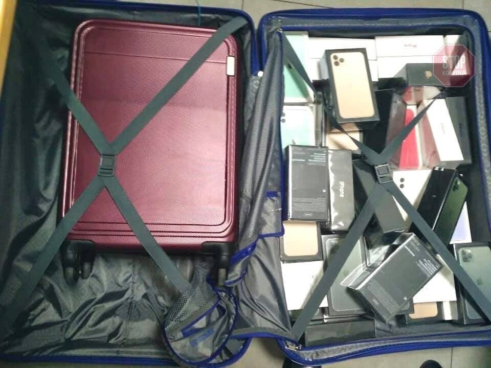 Понад сотню iРhones і півсотні навушників: у Борисполі пасажири з ОАЕ забув багаж на тисячі доларів (фото)