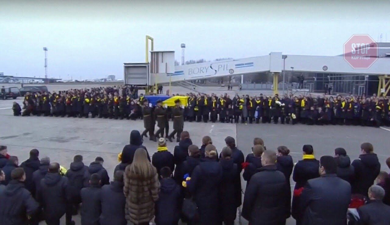 Як в ''Борисполі'' зустрічали родичі та колеги загиблих в авіакатастрофі (фото)