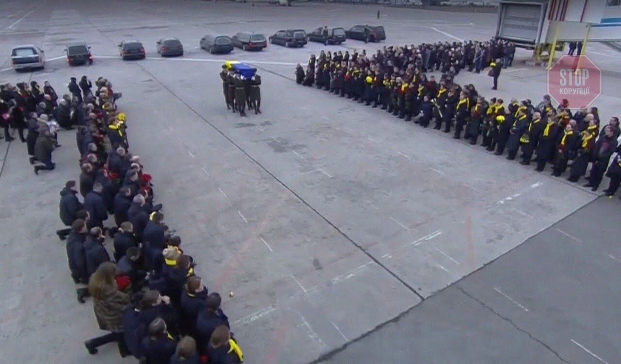 Як в ''Борисполі'' зустрічали родичі та колеги загиблих в авіакатастрофі (фото)