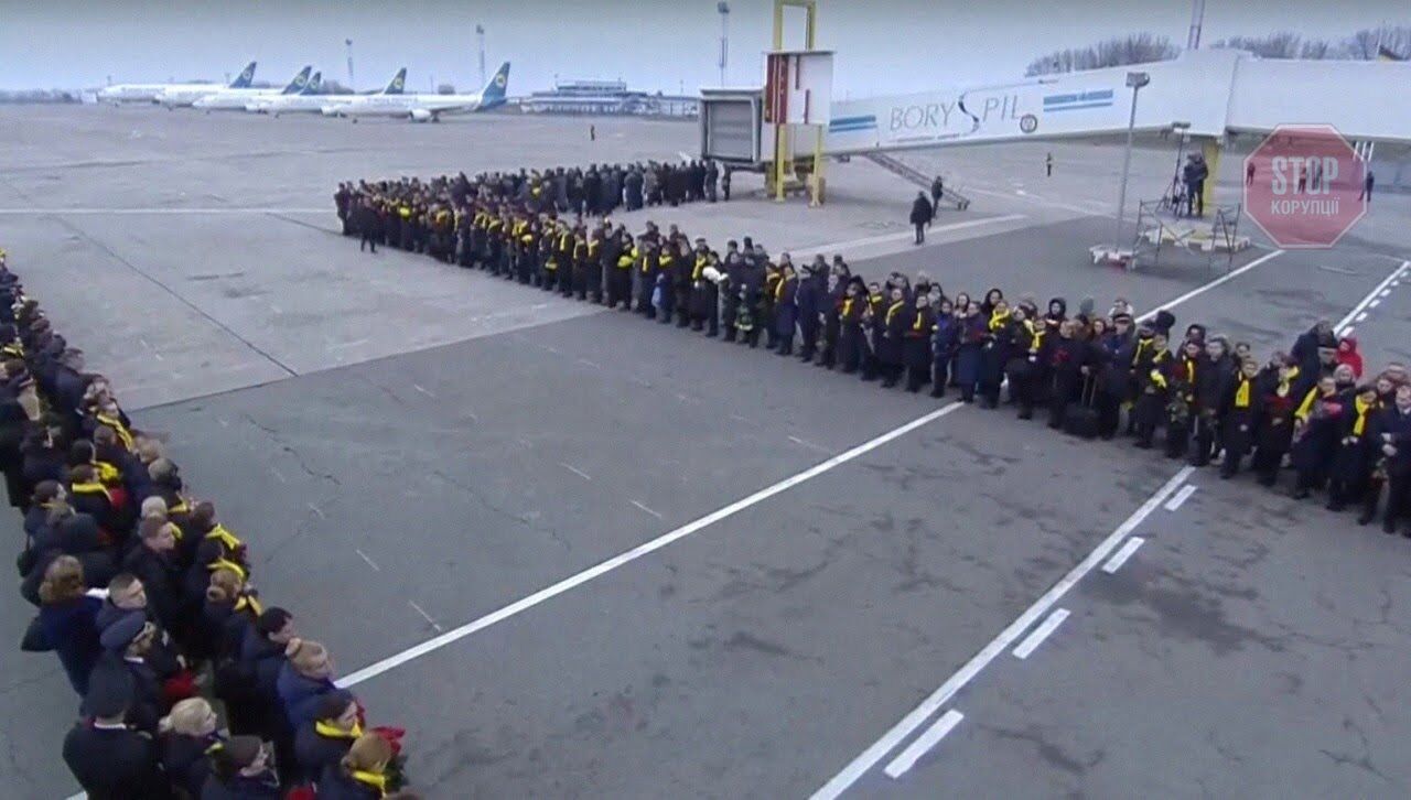 Як в ''Борисполі'' зустрічали родичі та колеги загиблих в авіакатастрофі (фото)
