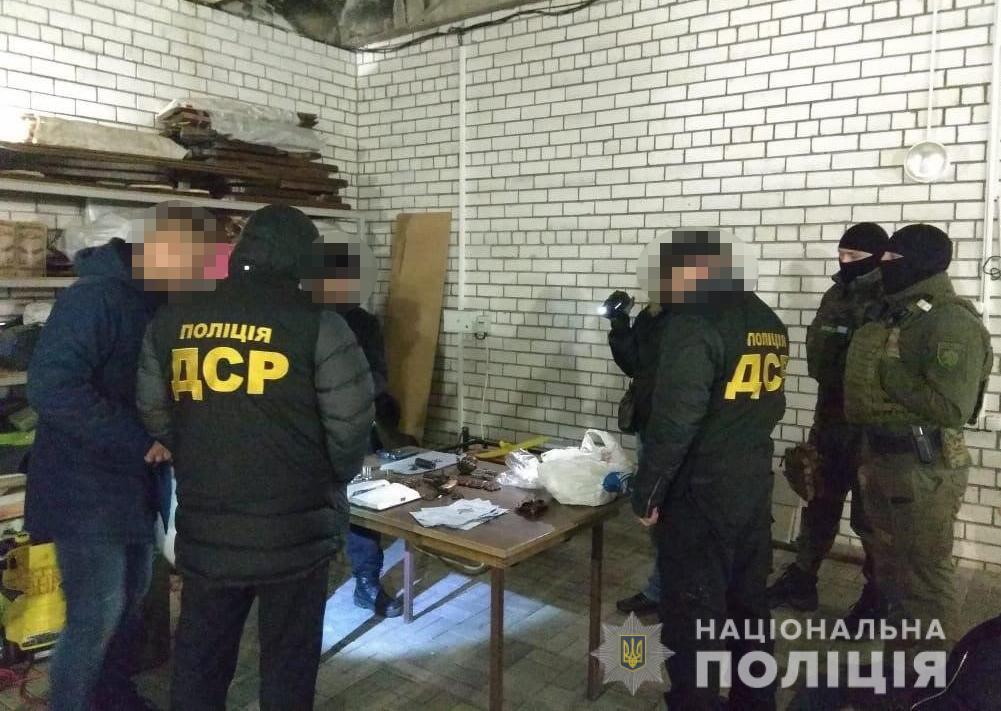 На Луганщині поліція вилучила у чоловіка арсенал зброї