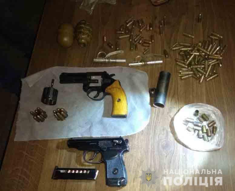 На Луганщині поліція вилучила у чоловіка арсенал зброї