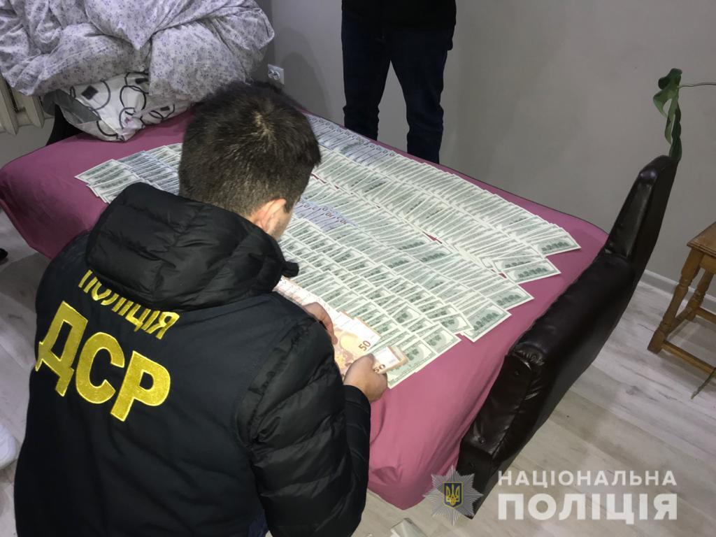 На Львівщині поліцейські викрили трьох осіб на вимаганні 50 тисяч доларів США