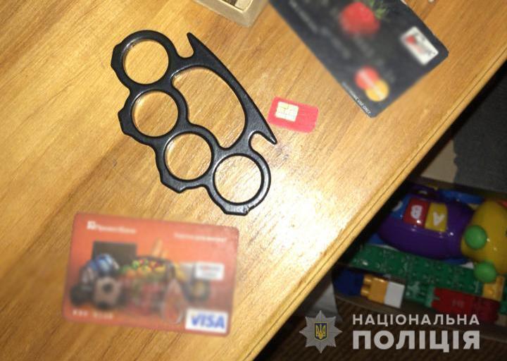 На Львівщині поліцейські викрили трьох осіб на вимаганні 50 тисяч доларів США