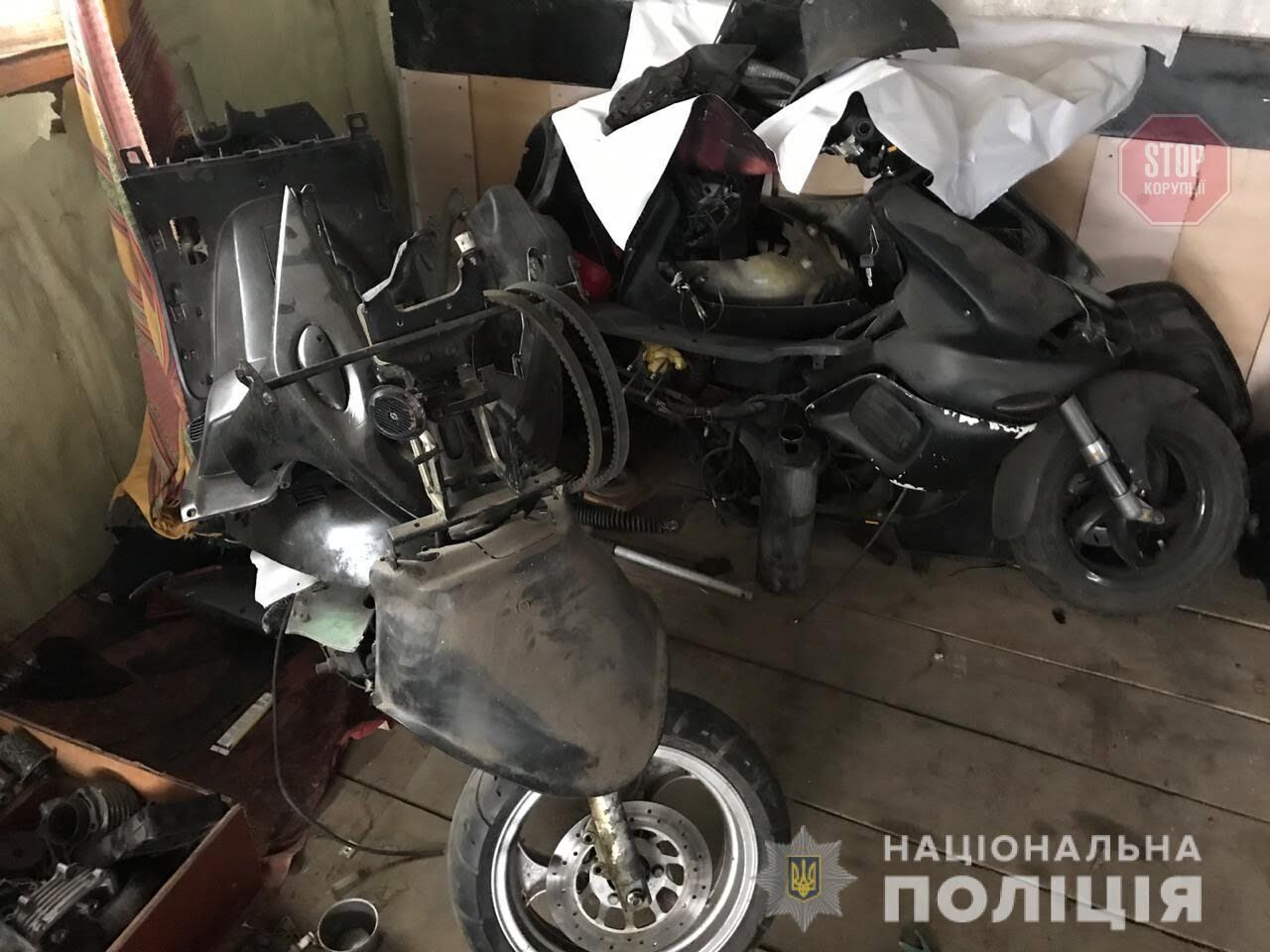 Наркотики, зброю та награблене майно знайшли поліцейські на Київщині у місцевого (фоторепортаж)