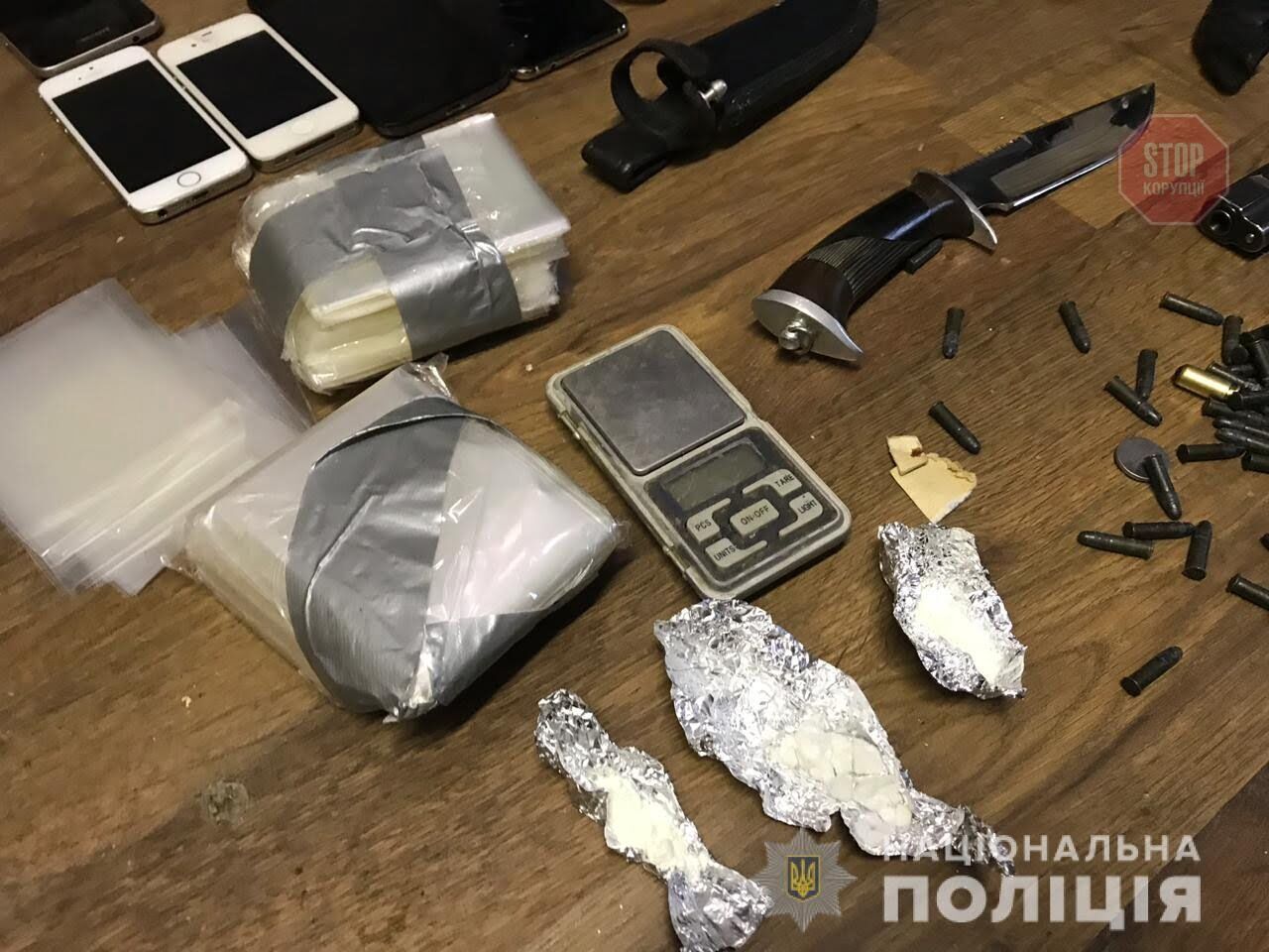 Наркотики, зброю та награблене майно знайшли поліцейські на Київщині у місцевого (фоторепортаж)