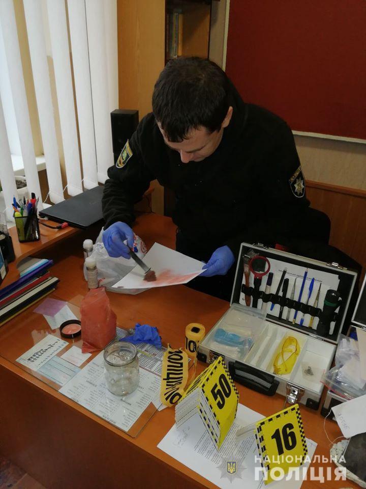 Майстер-клас від криміналістів: старшокласники з Маріуполя практикувалися збирати сліди злочину