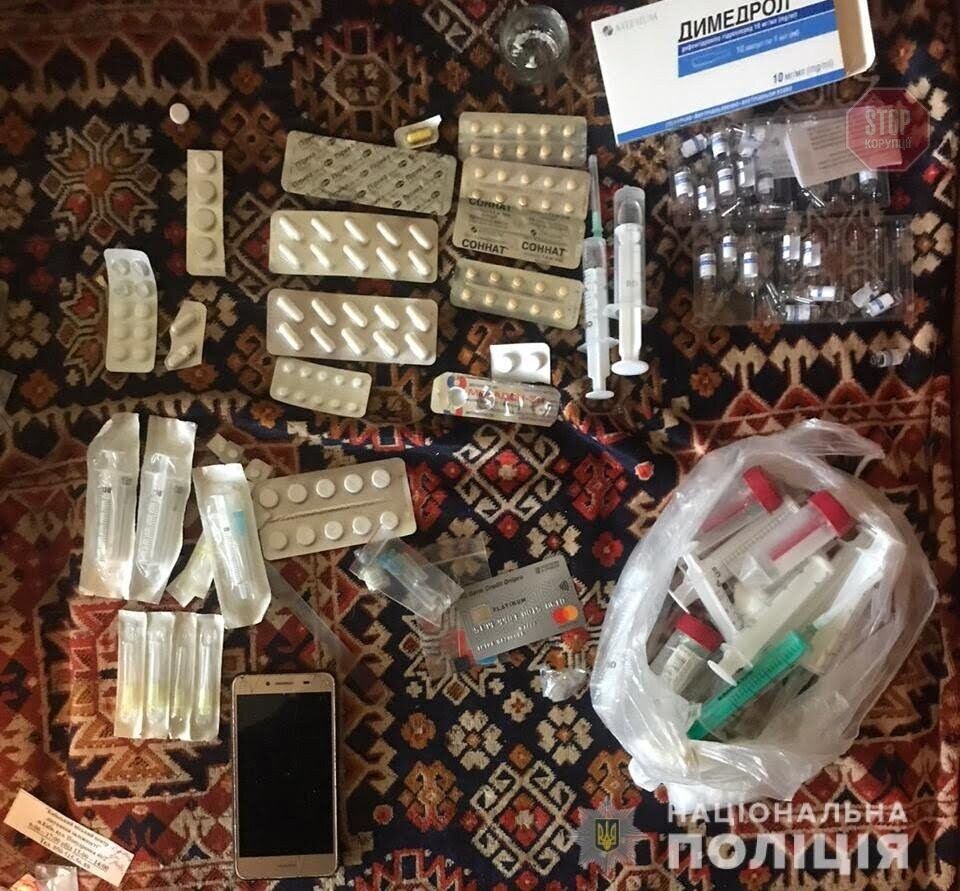 Медпрацівник виписував рецепти на сильнодіючі препарати: на Київщині затримали торгівців наркотиками