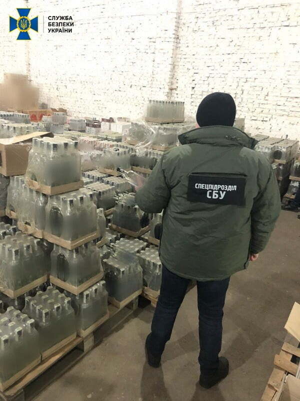 У Рівному СБУ блокувала масштабний збут контрафактного алкоголю