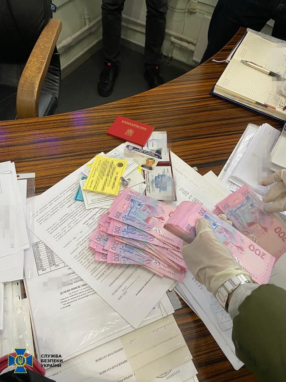 СБУ викрила на хабарах за розміщення реклами посадовця столичного комунального підприємства