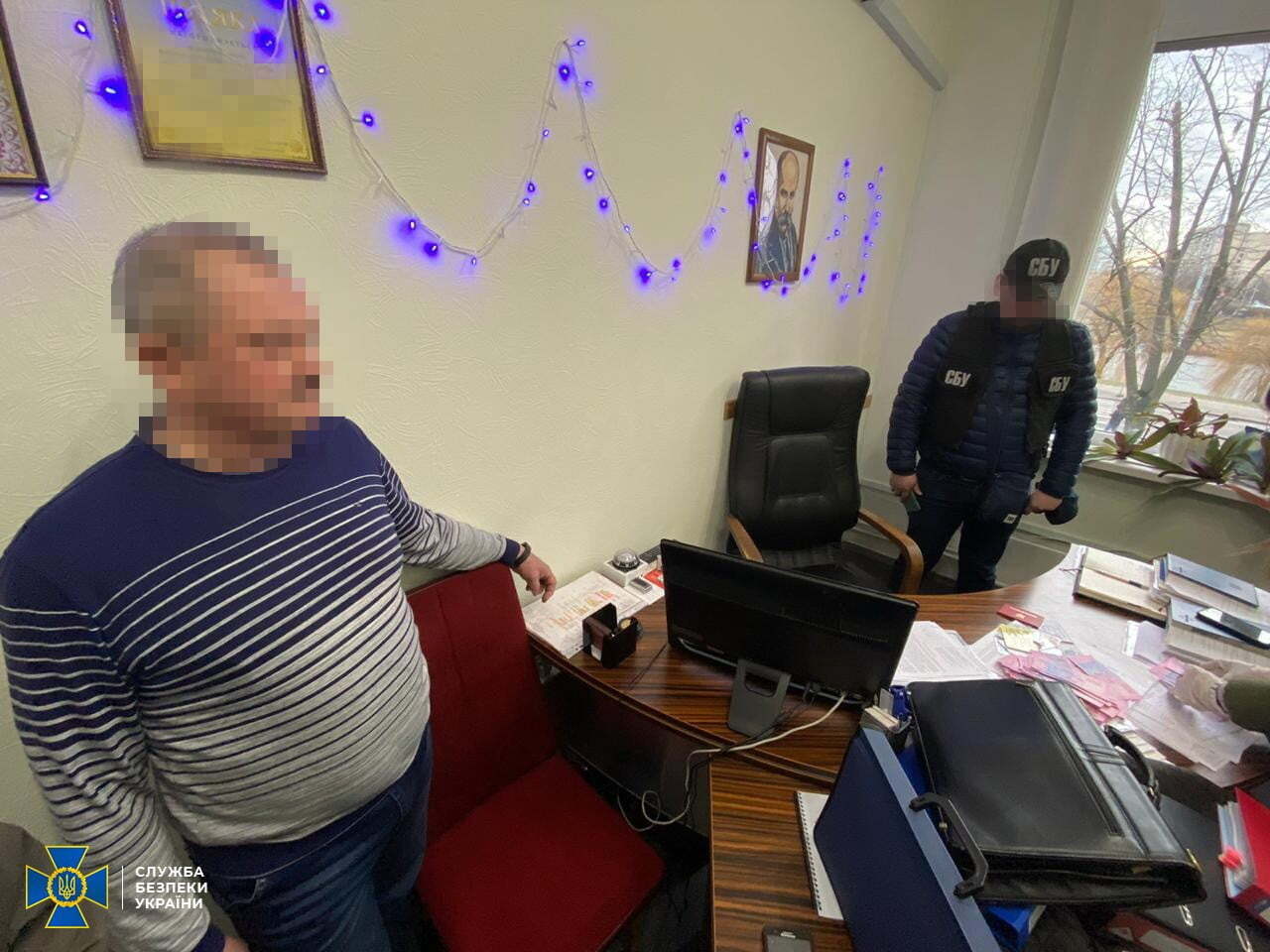 СБУ викрила на хабарах за розміщення реклами посадовця столичного комунального підприємства