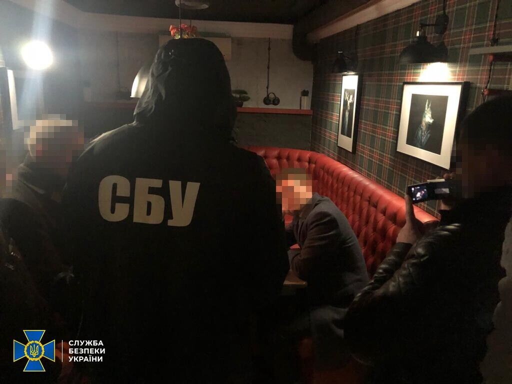 У Житомирі підприємець намагався запропонувати хабарі співробітнику Служби за незаконну легалізацію іноземців