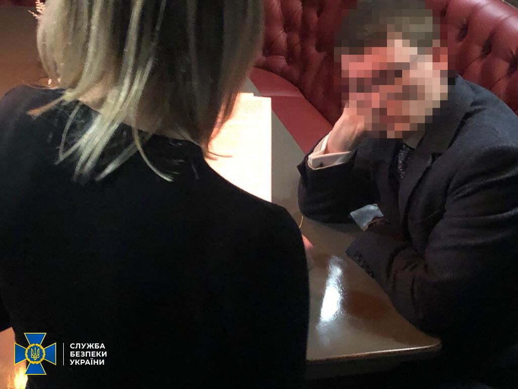 У Житомирі підприємець намагався запропонувати хабарі співробітнику Служби за незаконну легалізацію іноземців