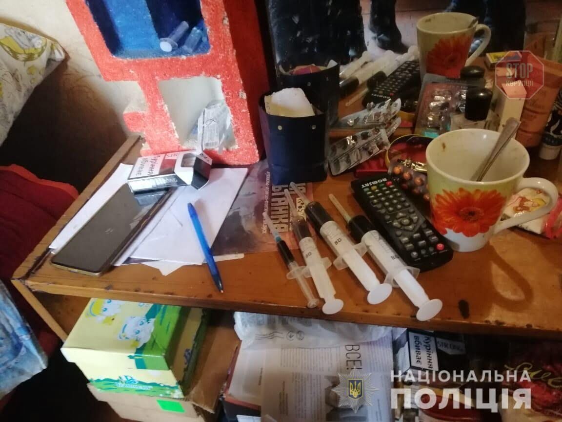 Сама вживала наркотики та виготовляла на продаж: на Одещині затримали наркоторговку (фото, відео)