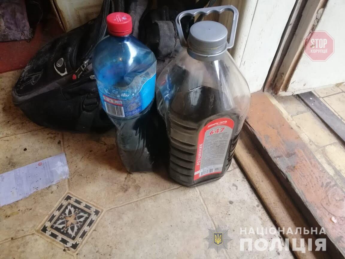 Сама вживала наркотики та виготовляла на продаж: на Одещині затримали наркоторговку (фото, відео)