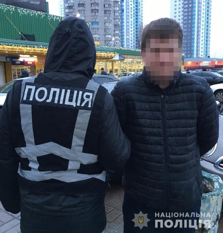На Оболоні поліцейські спіймали квартирних крадіїв (фото)