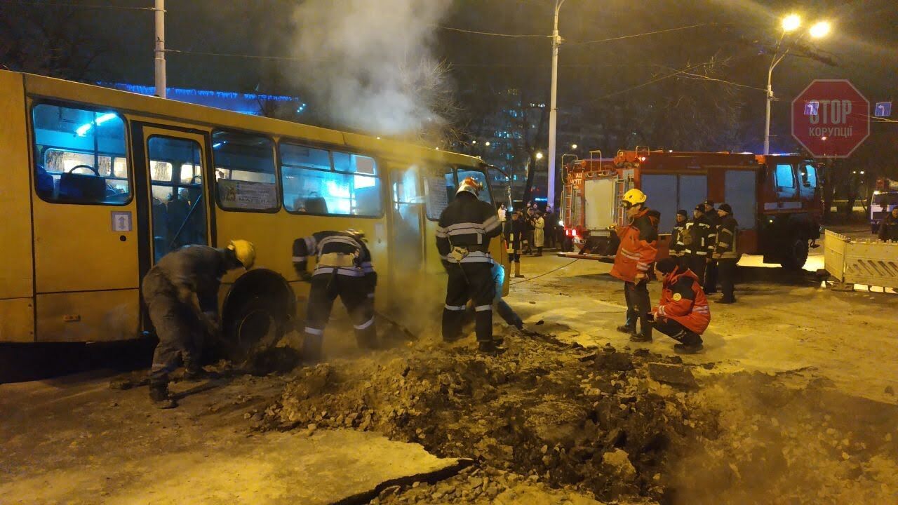 Потоп біля столичного ТЦ: 7 людей з опіками в лікарні (фото)