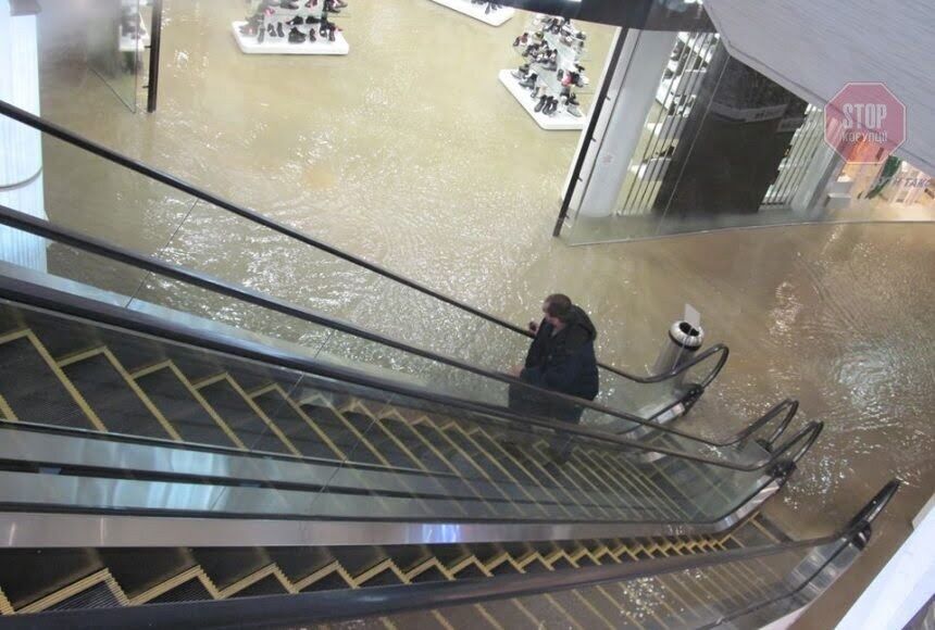 Потоп біля столичного ТЦ: 7 людей з опіками в лікарні (фото)