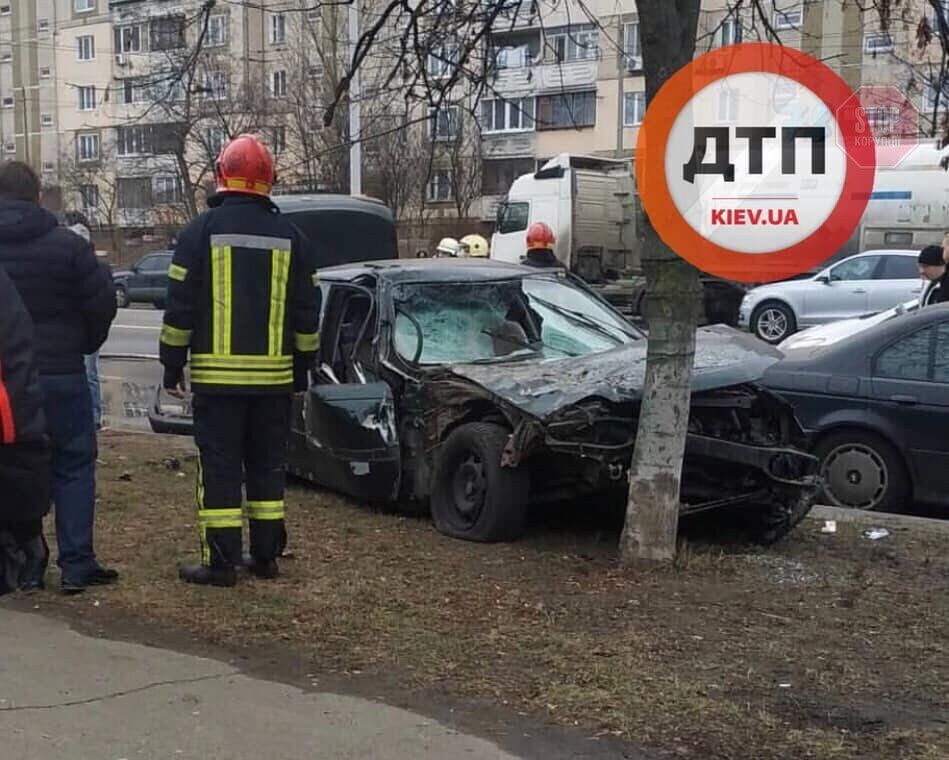 Легковик перевернув вантажівку: ДТП з постраждалими в Києві