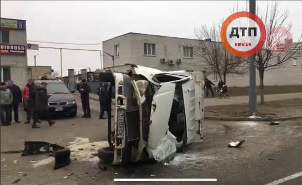 Легковик перевернув вантажівку: ДТП з постраждалими в Києві