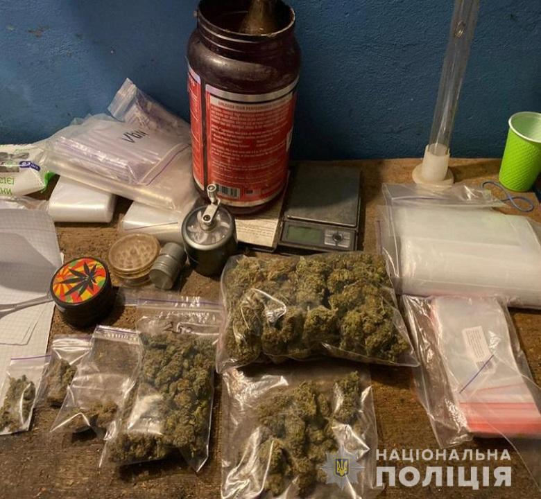 На столичному Печерську правоохоронці викрили групу наркозбувачів