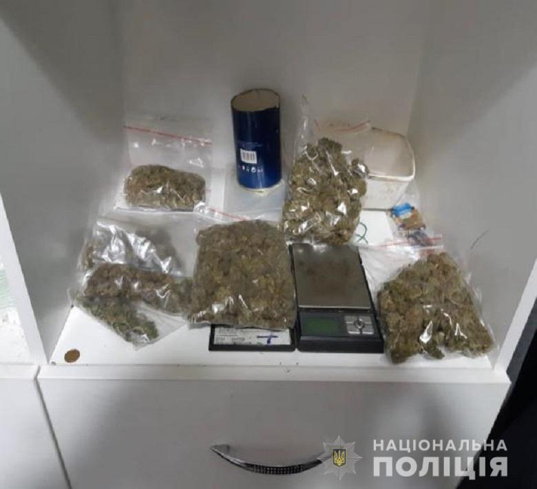 На столичному Печерську правоохоронці викрили групу наркозбувачів