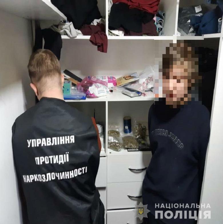 На столичному Печерську правоохоронці викрили групу наркозбувачів