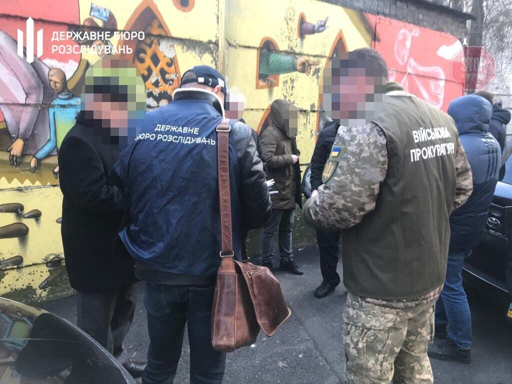 У Києві посадовця Державного космічного агентства викрили на доларовому хабарі (фото)