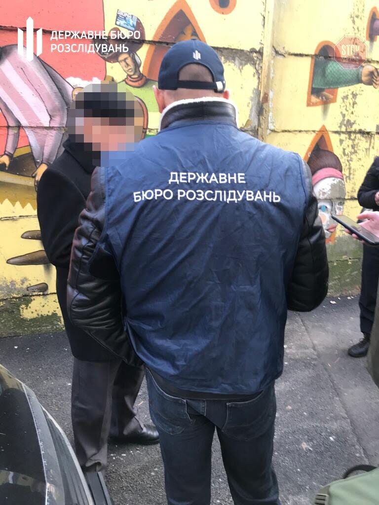 У Києві посадовця Державного космічного агентства викрили на доларовому хабарі (фото)