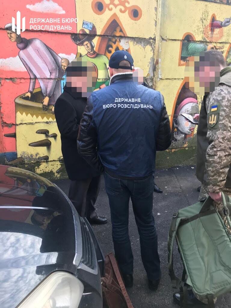 У Києві посадовця Державного космічного агентства викрили на доларовому хабарі (фото)