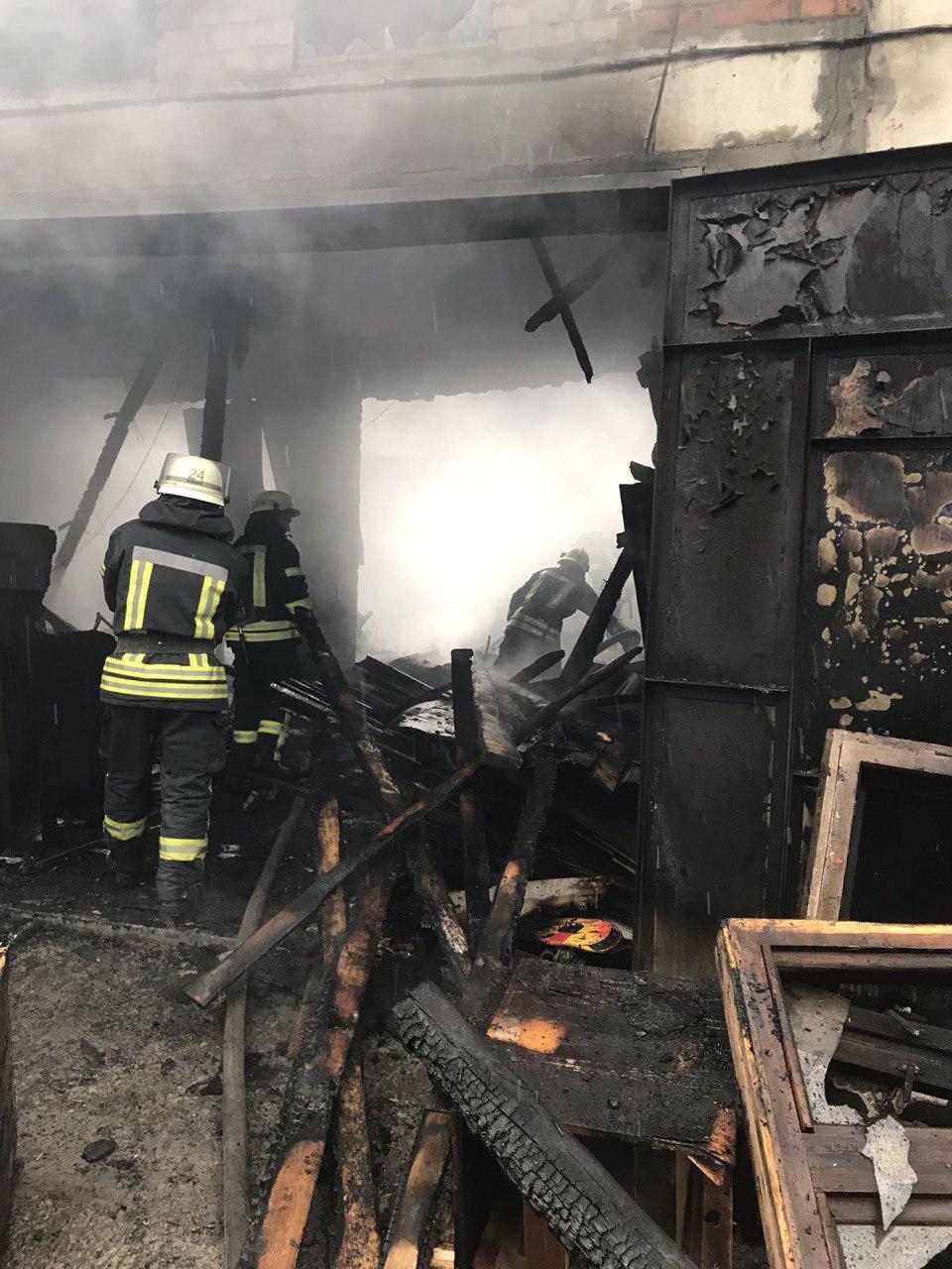 Київ: рятувальники ліквідували пожежу в гаражах