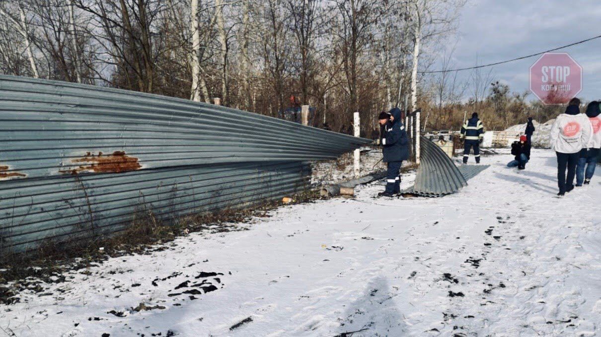  За ініціативи ГО ''Стоп корупції'' у Голосієво демонтували незаконний паркан Фото: СтопКор