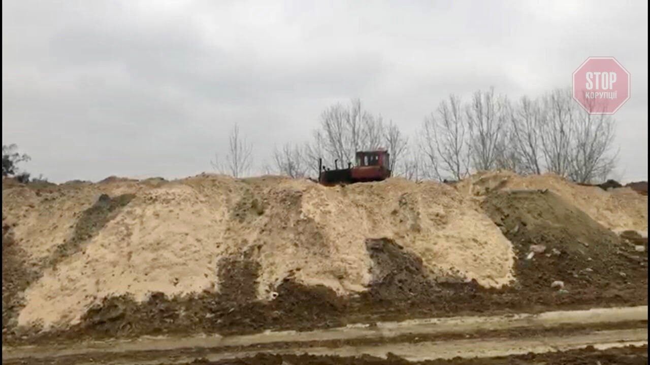  За місяць тут виросли гори піску Фото: скріншот