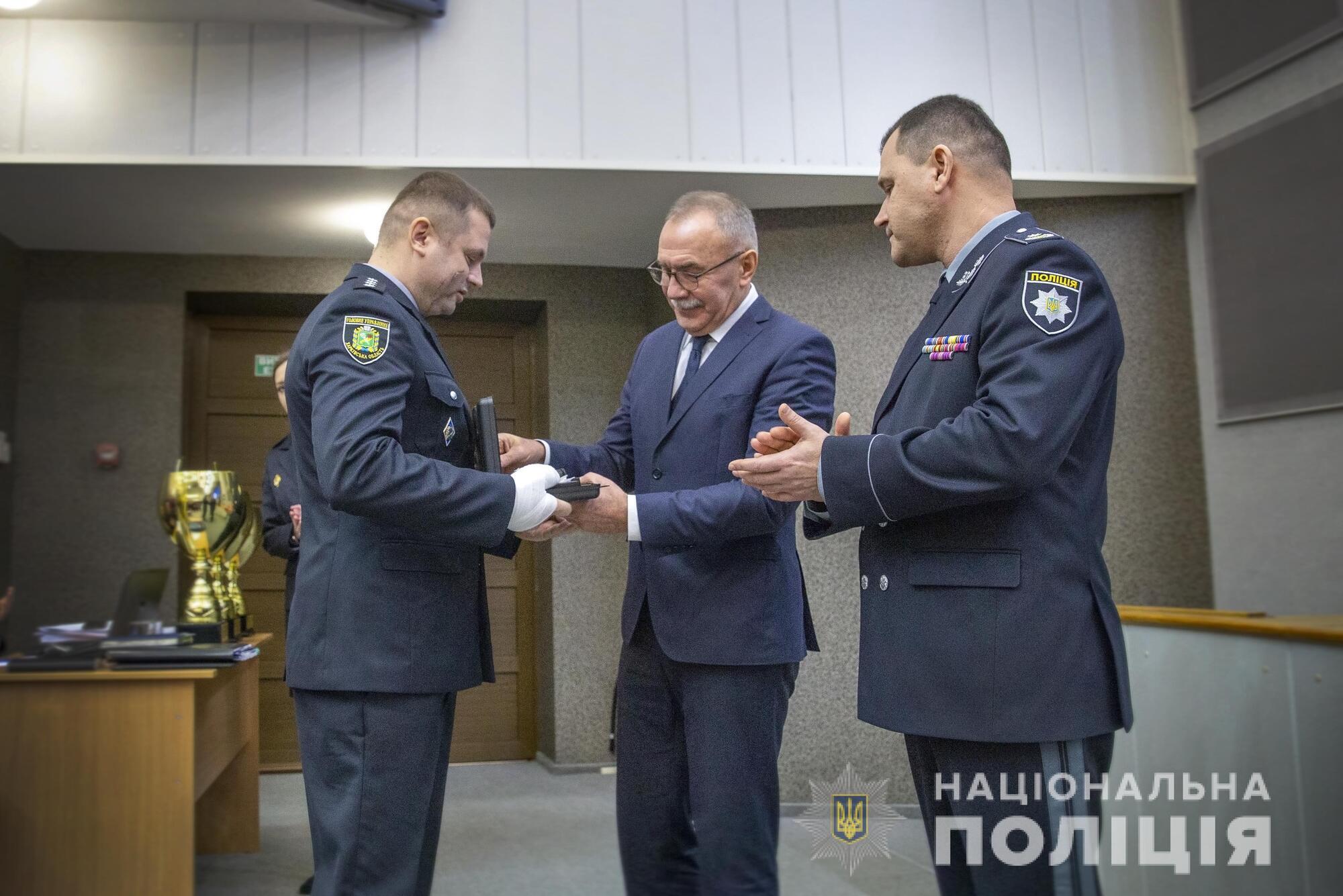 Харківського поліцейського, який врятував життя заручниці, заохотили відзнакою МВС