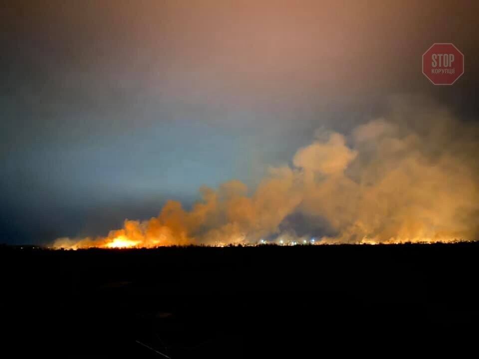 У Івано-Франківську масштабна пожежа: ймовірно горить трава (фото)