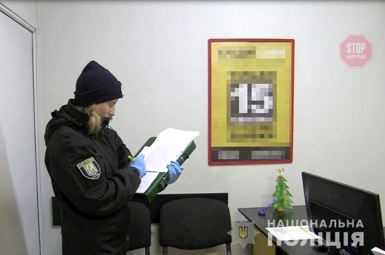 У Києві поліція затримала чоловіка за скоєння розбійного нападу (фото, відео)