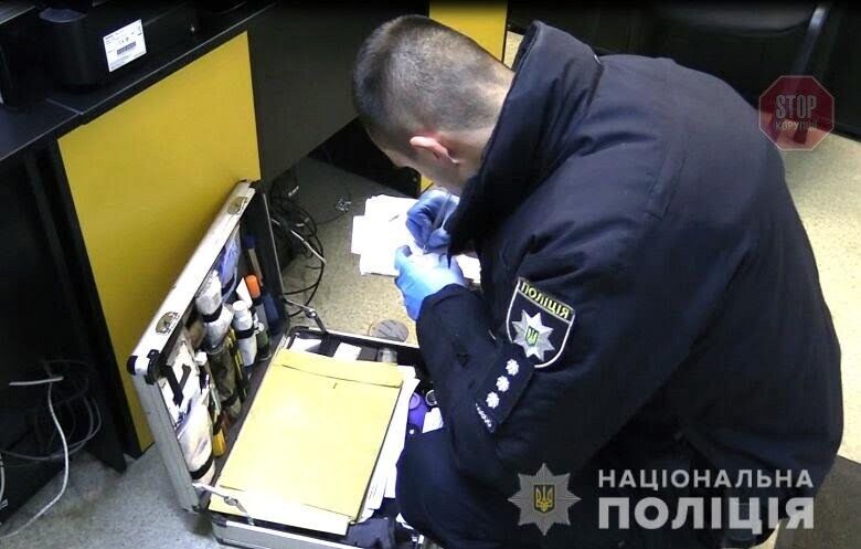 У Києві поліція затримала чоловіка за скоєння розбійного нападу (фото, відео)