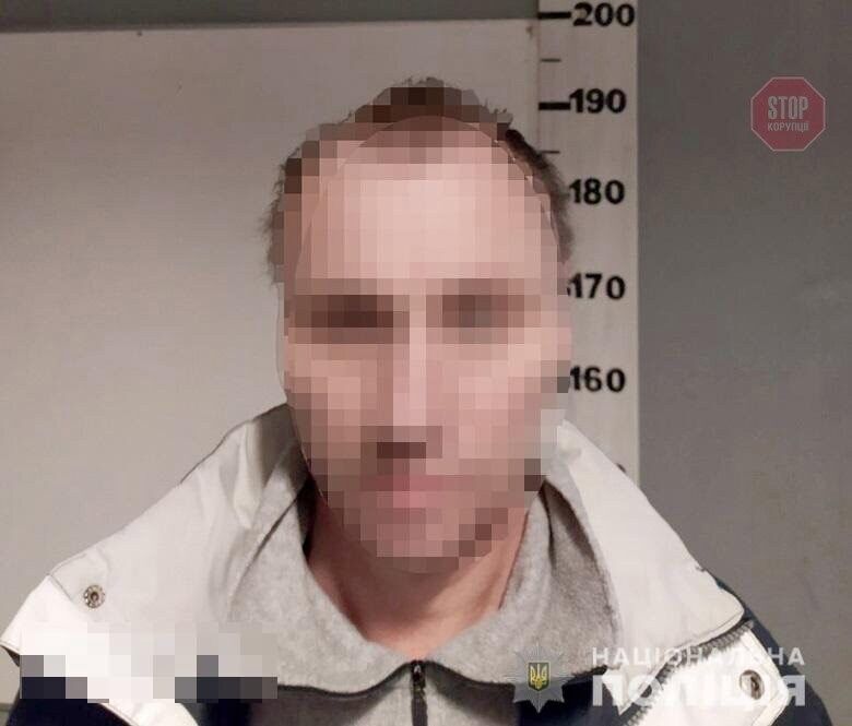 У Києві поліція затримала чоловіка за скоєння розбійного нападу (фото, відео)