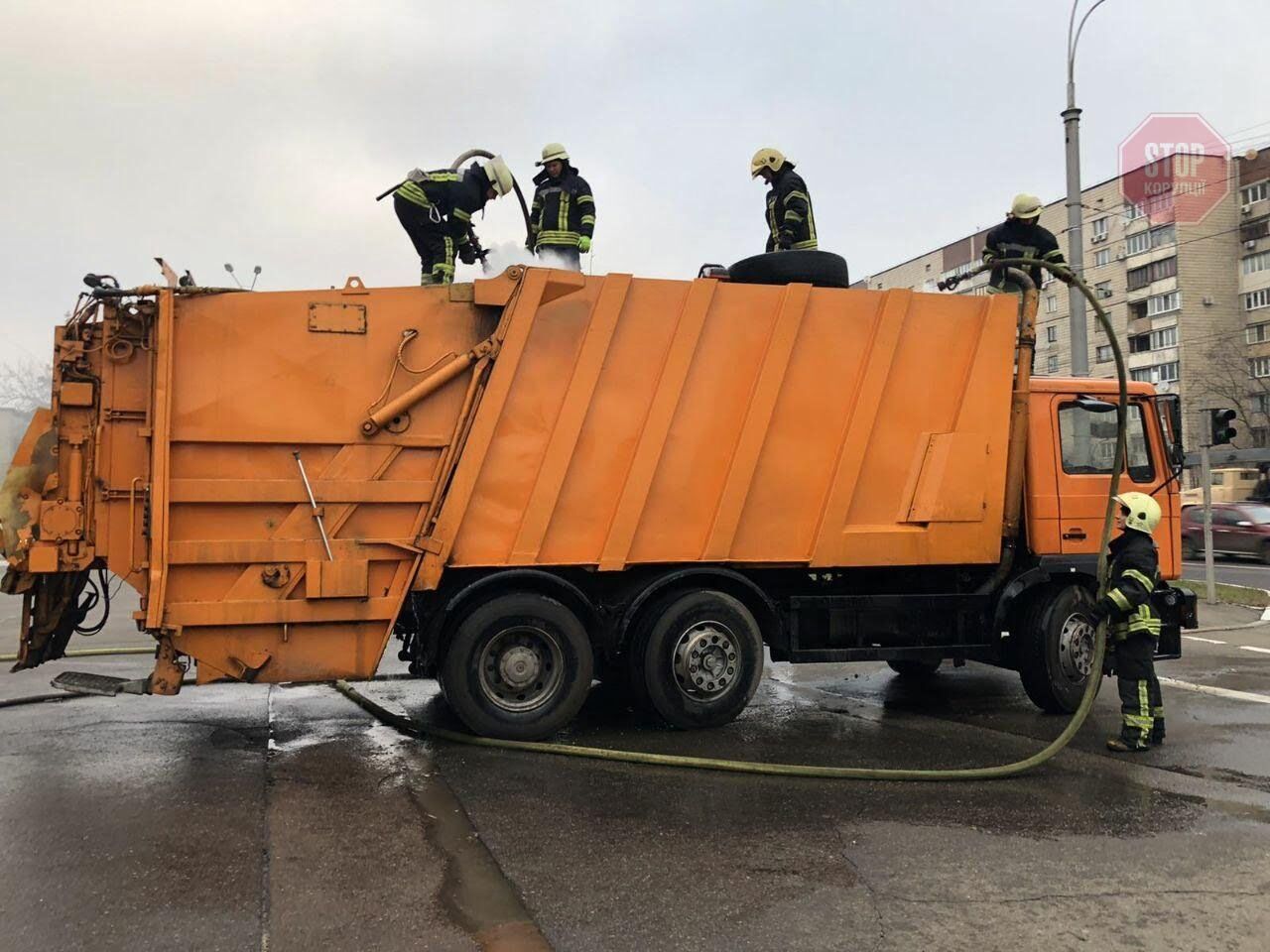 У Києві загорівся сміттєвоз: обійшлося без потерпілих (фото)
