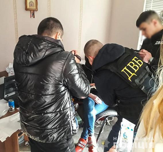 На Тернопільщині внутрішня безпека поліції затримала жінку, яка за вирішення питання у сервісному центрі МВС вимагала гроші