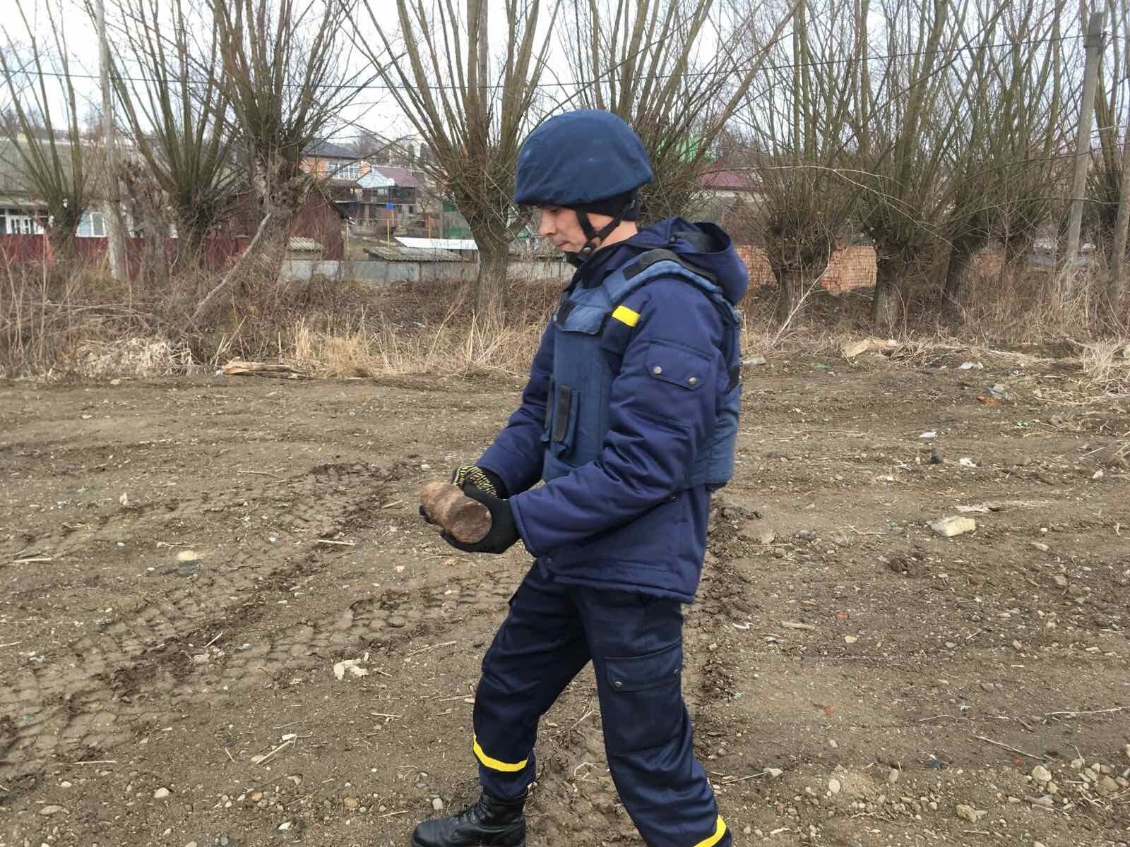 Чернівецька область: піротехніки знищили застарілий боєприпас