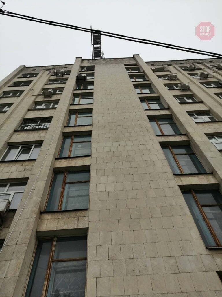 У Кропивницькому будівельник впав з багатоповерхівки: стан постраждалого важкий