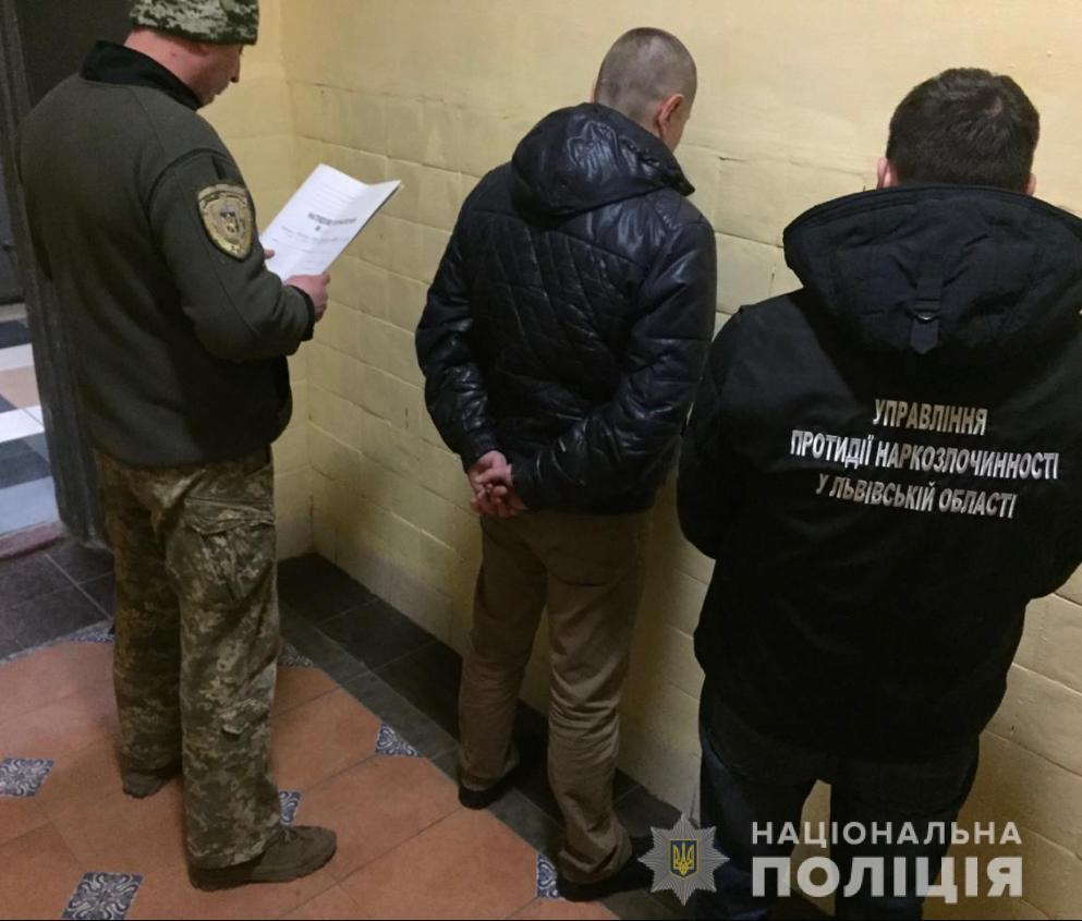 На Львівщині поліцейські взяли під варту зловмисника, котрий передавав наркотичні засоби в установу виконання покарань